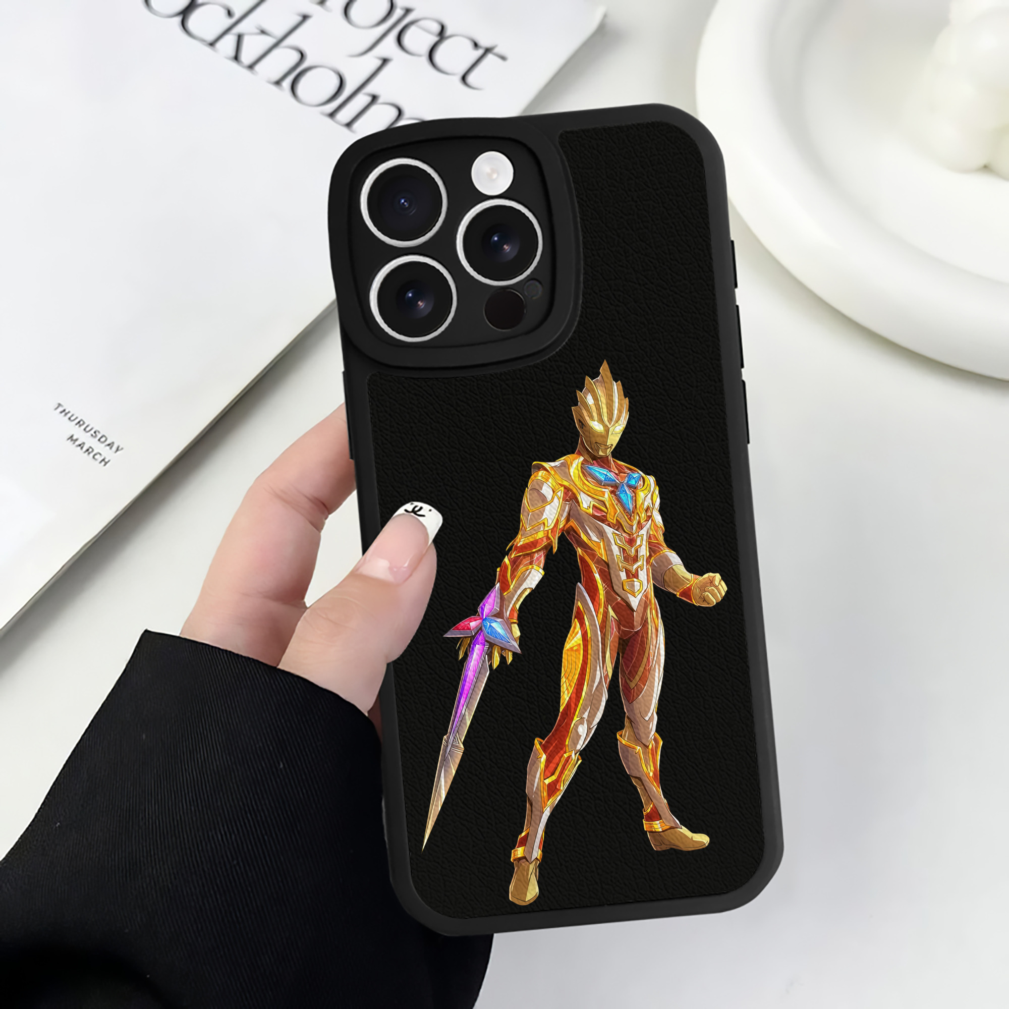（画像用） ウルトラマン Ultraman 【iPhone 16シリーズ対応】シリコンスマホケース（レザー調） 材質：シリコン
